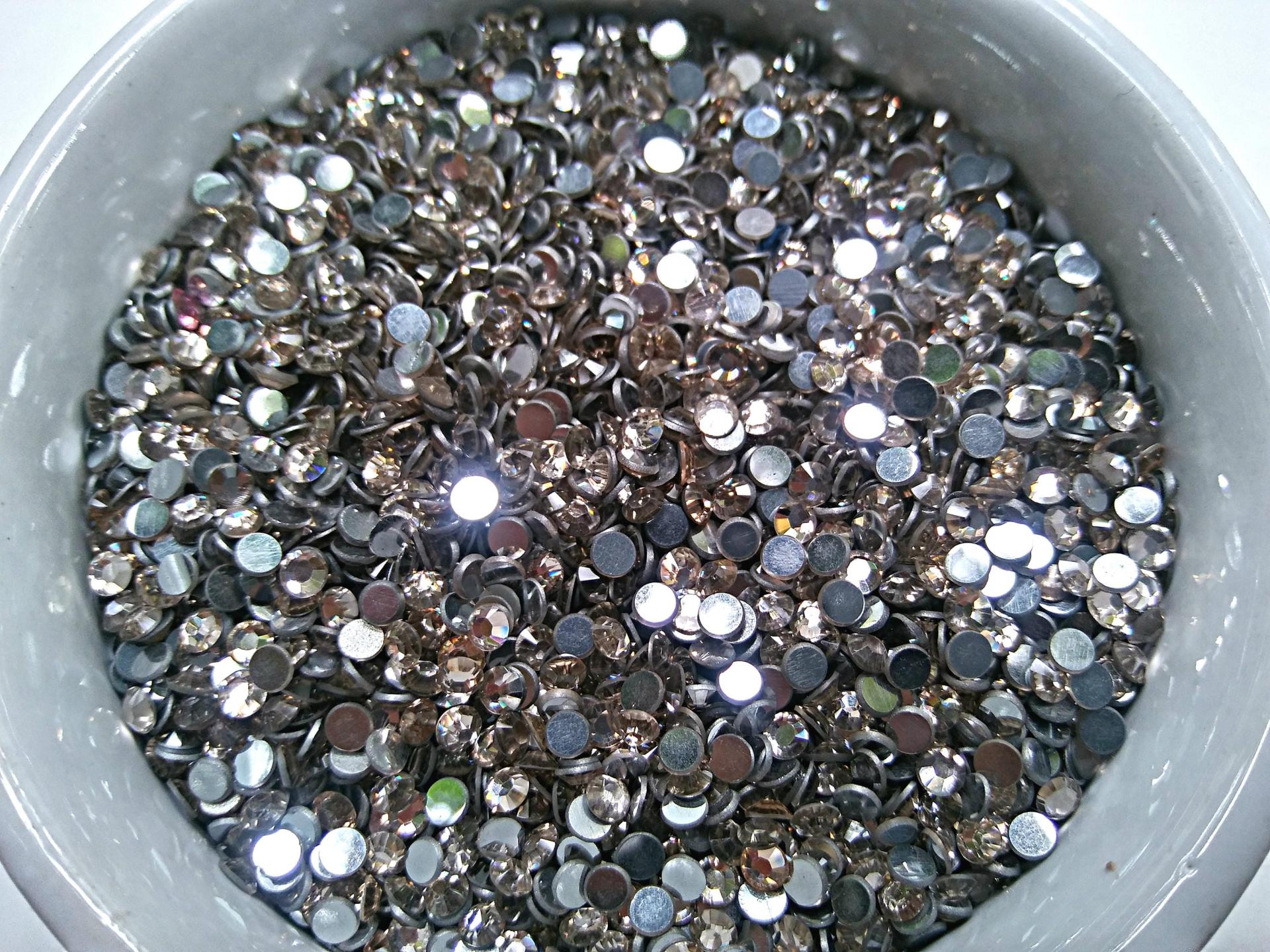 10ss/12ss Swarovski Flatbacks in Silk Chaton Roses 2088 (2.9mm) Made in Austria 72/144/720/1440 Pieces Nail art decoration