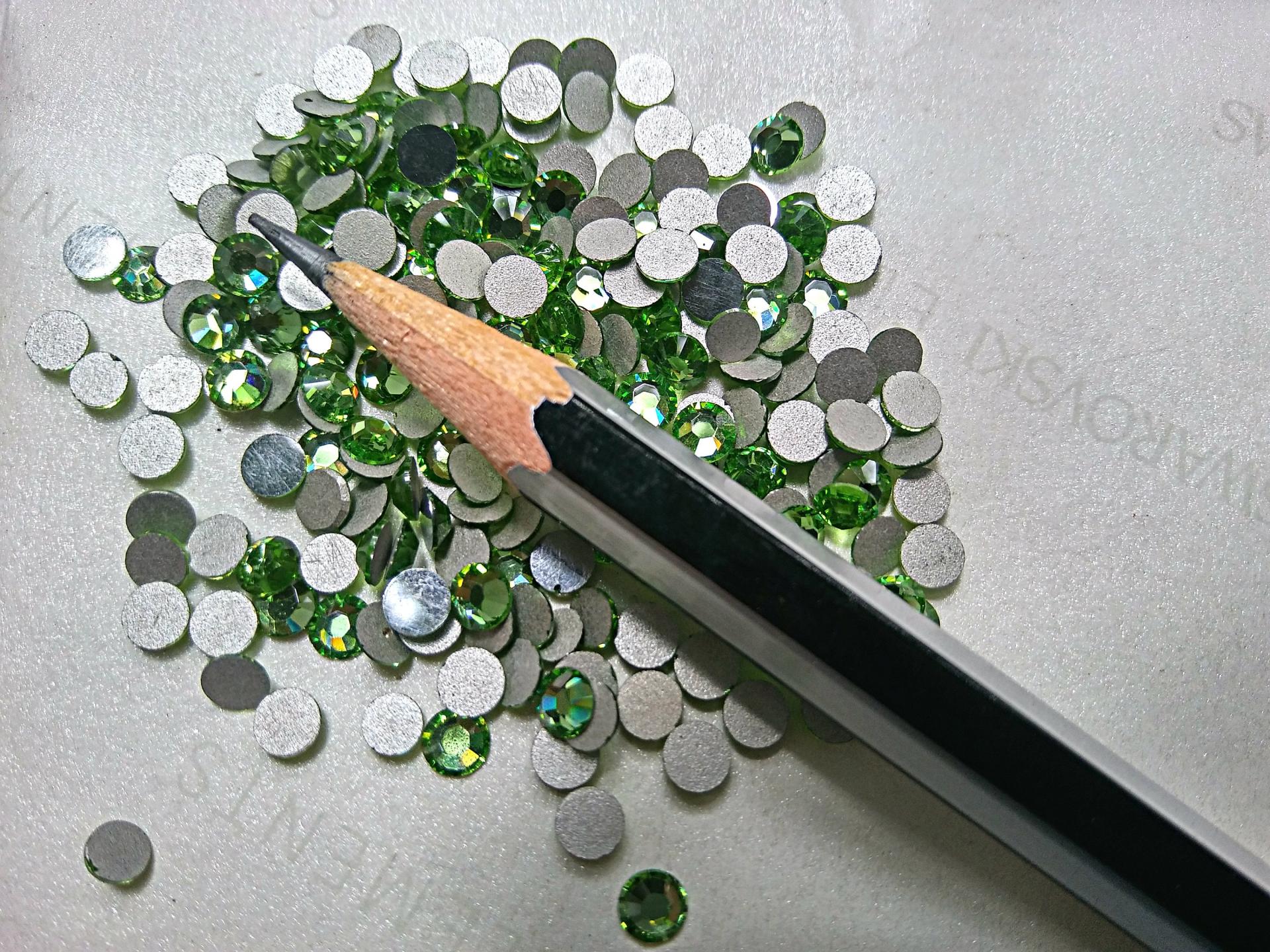 16SS Swarovski Flatbacks in Peridot Chaton Roses 2088 (4mm) Made in Austria 72/288/720 Pieces Nail art decoration