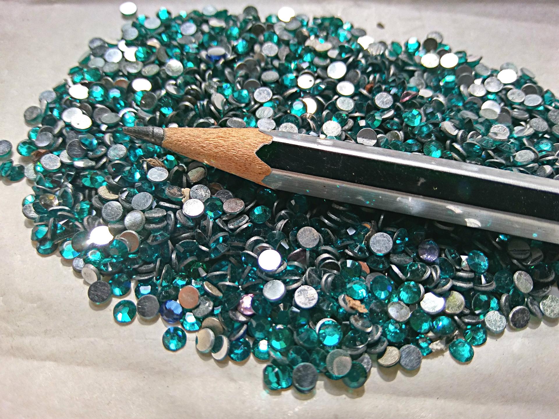 10/12SS Swarovski Flatbacks in Blue Zircon Chaton Roses 2088 (2.9mm) Made in Austria 144/720/1440 Pieces Nail art decoration