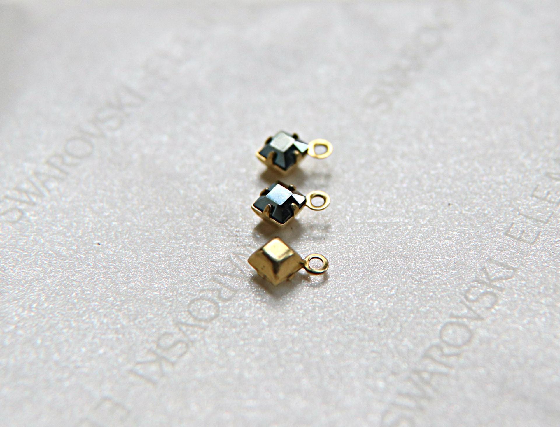 Swarovski 4mm fancy stone square setting drop one loop in Jet Hematite 6/12/36/144/720 Pieces jewelry supplies in Brass/Vintage Black