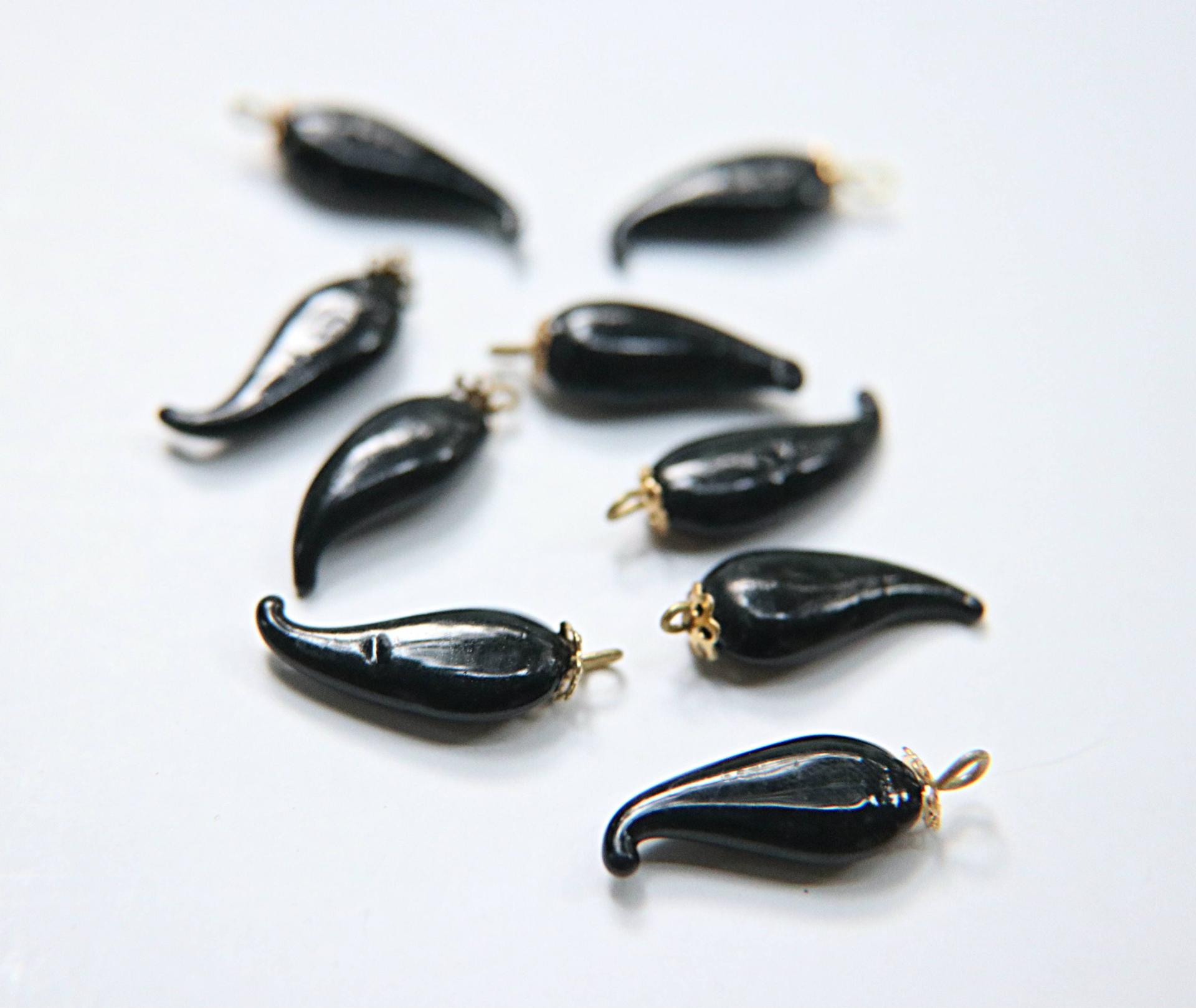 Vintage styled Chili Handmade Dangle in glass 25 mm long in Jet Black (6 pieces)