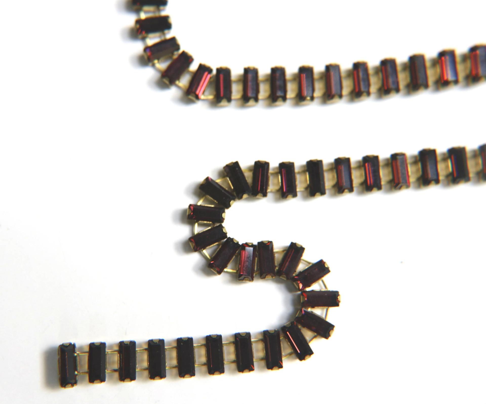 Swarovski Snake Baguette chain 7x3 mm in Burgundy (515) settings in Brass 0.5/1/2 Meters