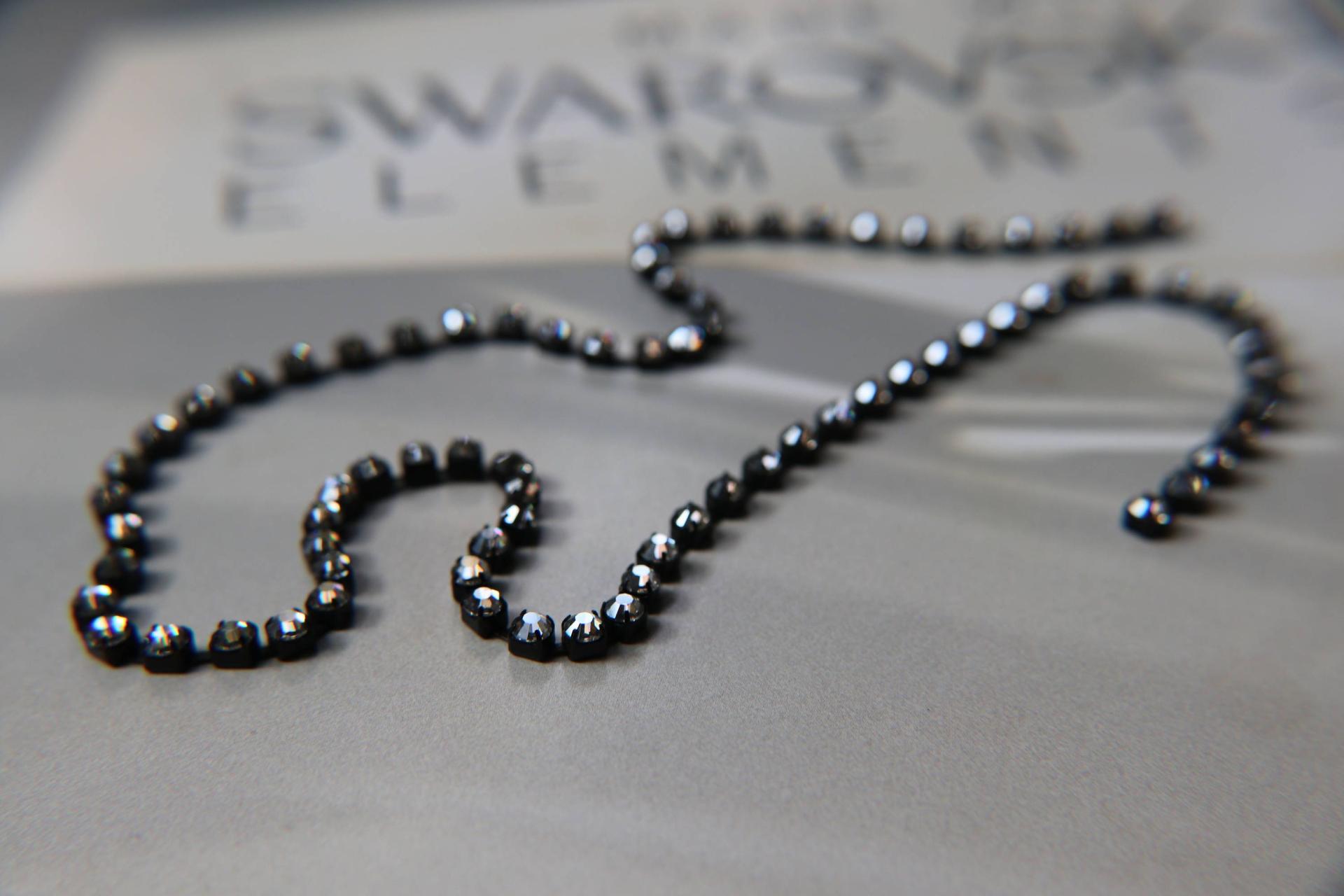 16ss Swarovski 2088 Chain in Flat Back Crystal Silver Shade (4mm) 0.5/1/2/5 Meters Vintage Black Settings