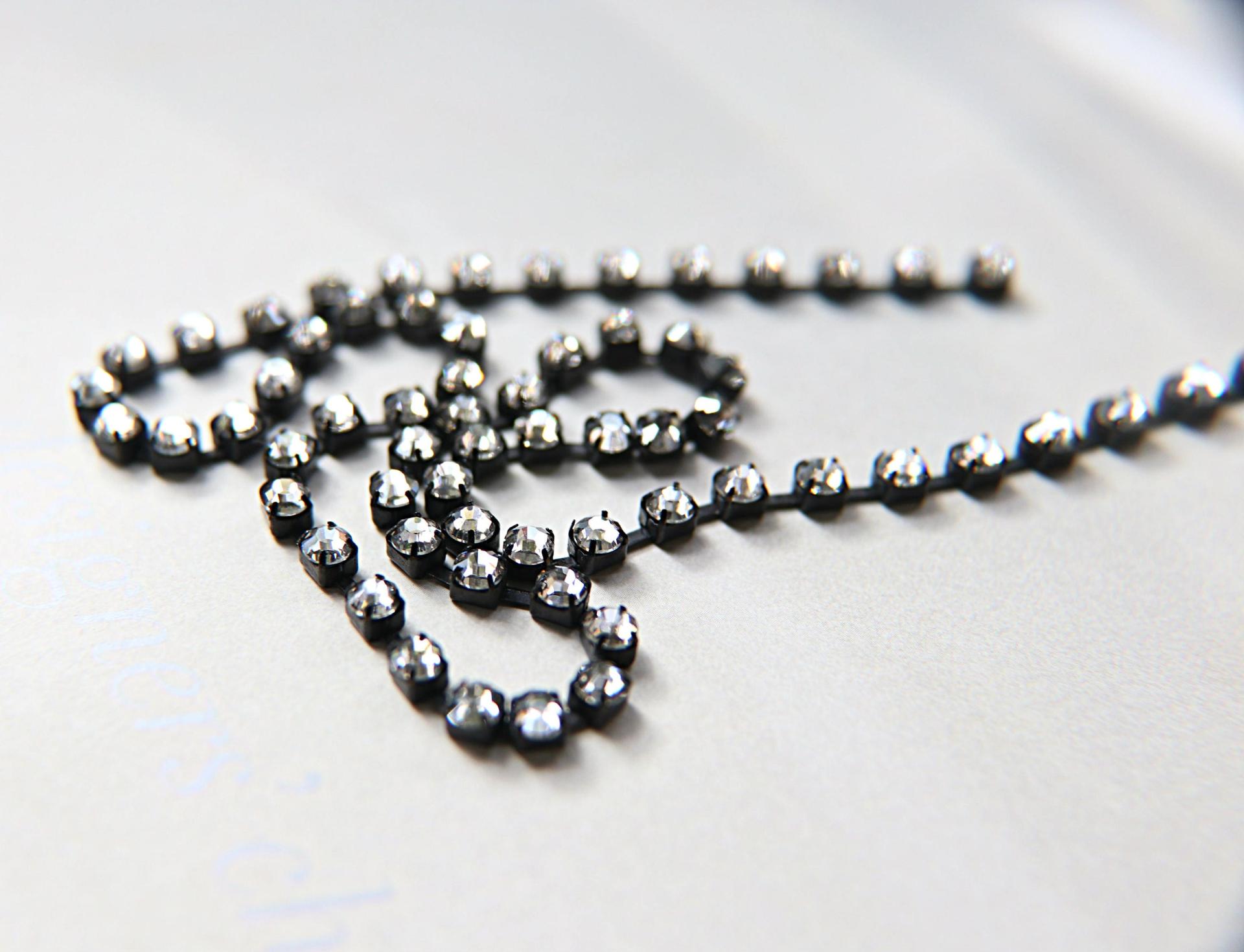 16ss Swarovski 2088 Chain in Flat Back Crystal Silver Shade (4mm) 0.5/1/2/5 Meters Vintage Black Settings