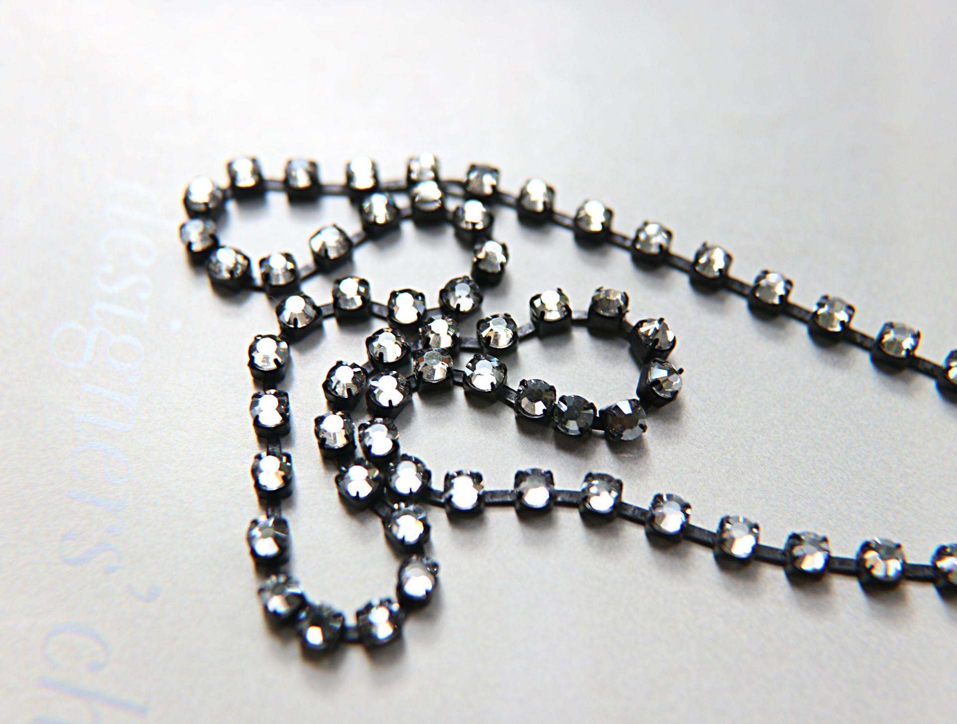 16ss Swarovski 2088 Chain in Flat Back Crystal Silver Shade (4mm) 0.5/1/2/5 Meters Vintage Black Settings