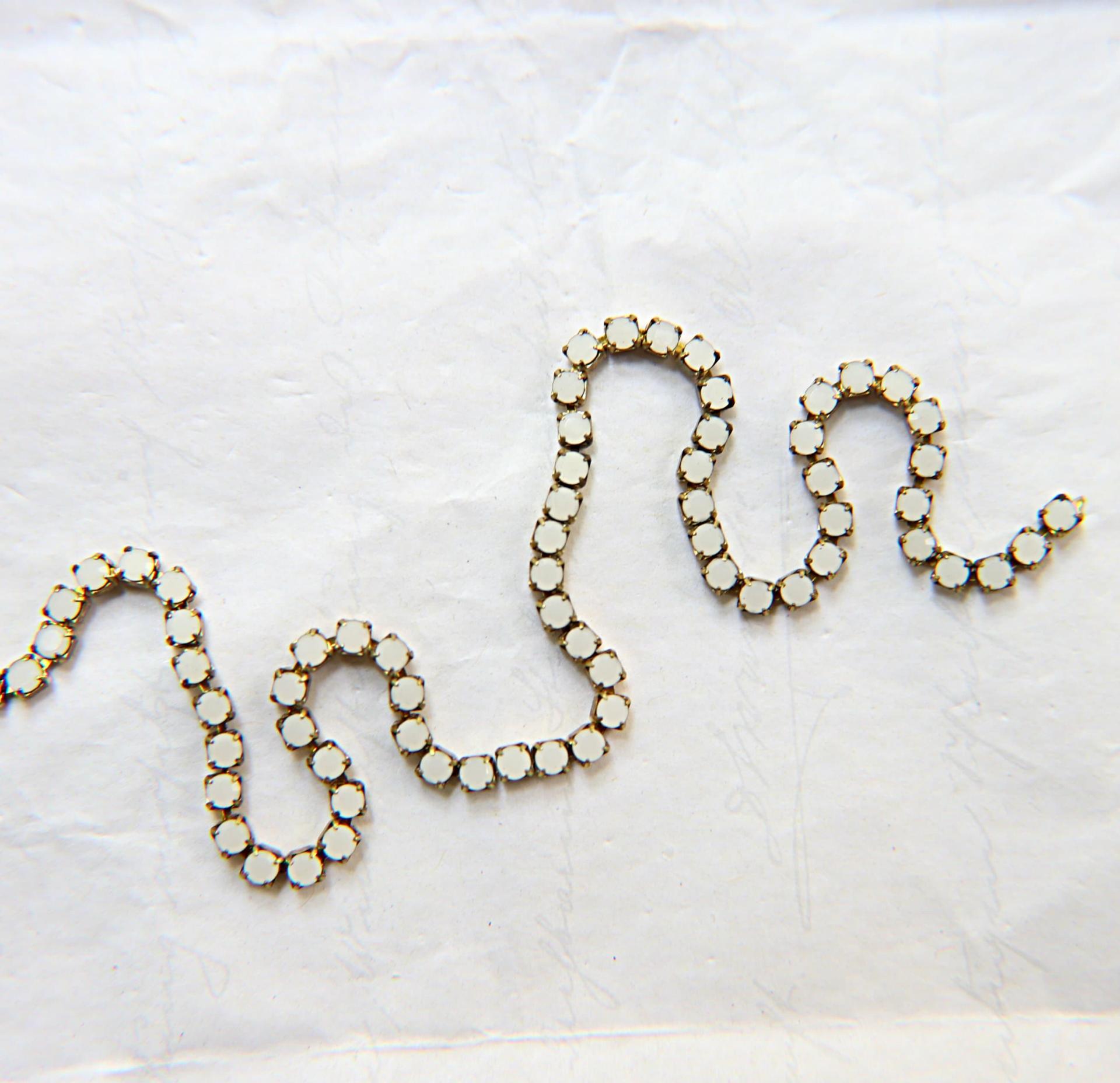 18pp Swarovski Vintage Chain in White Alabaster (2.5mm) 0.5/1/2/5 Meters Brass Settings Wedding Bridal Supplies|Jewelry Making|Decoration