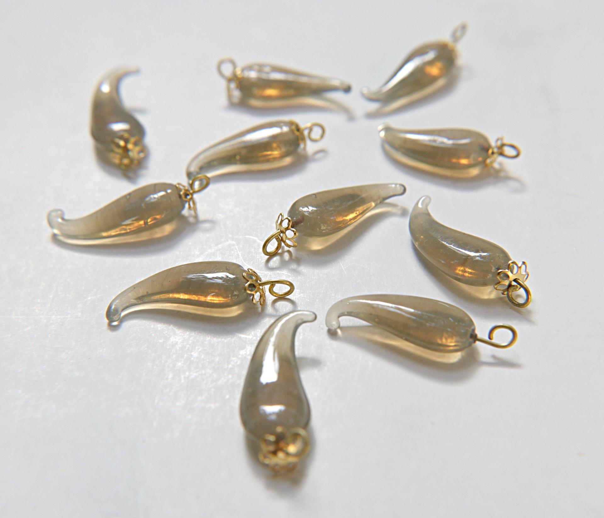 Vintage styled Chili Handmade Dangle in glass 25 mm long in Light Grey Opal (6/30 pieces)