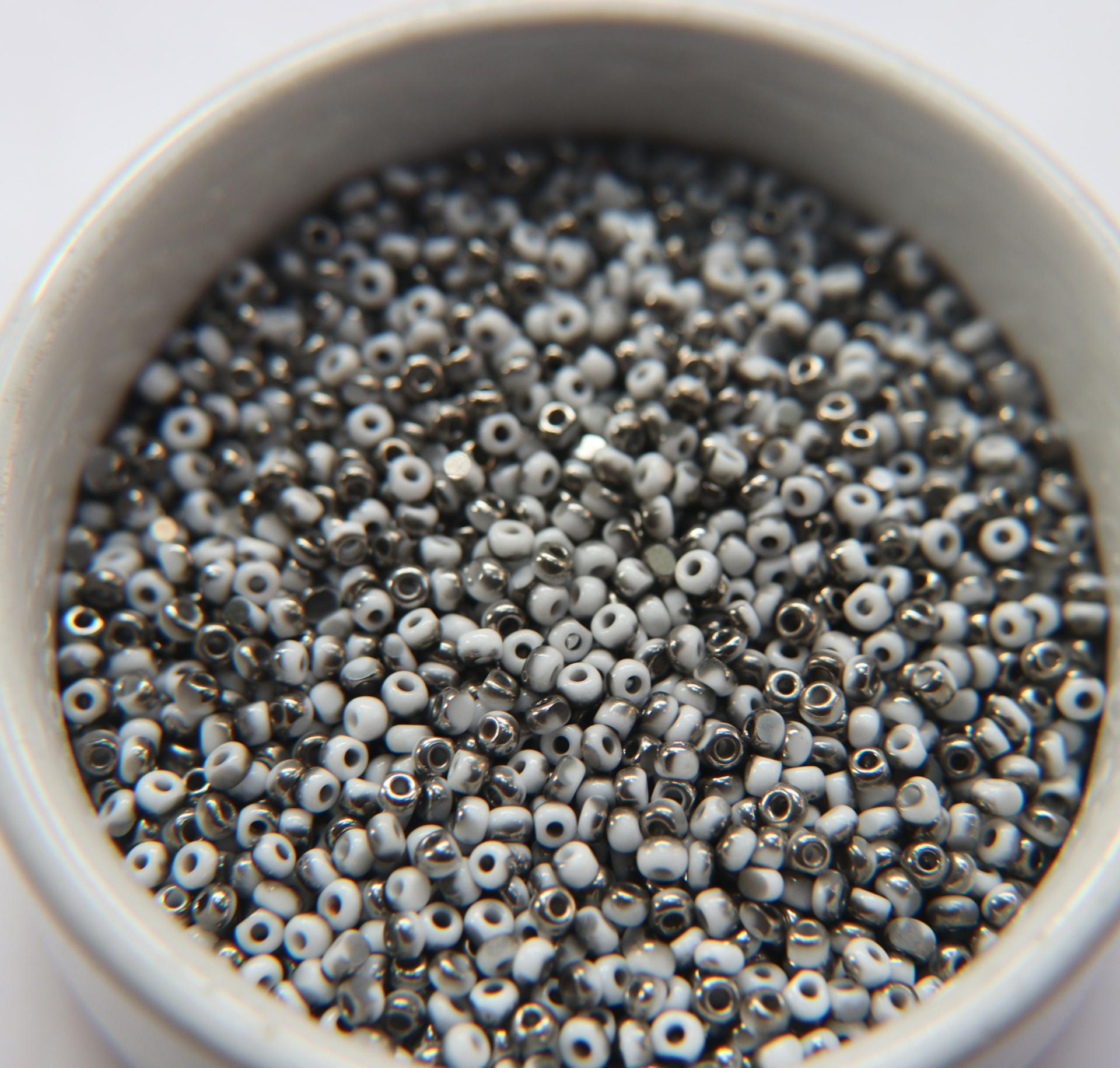 8/0 Charlotte Cut Beads Patina Chalk White Gun Metal 10/20/50/250/500 Grams 425 Pieces embroidery materials, jewelry making, vintage