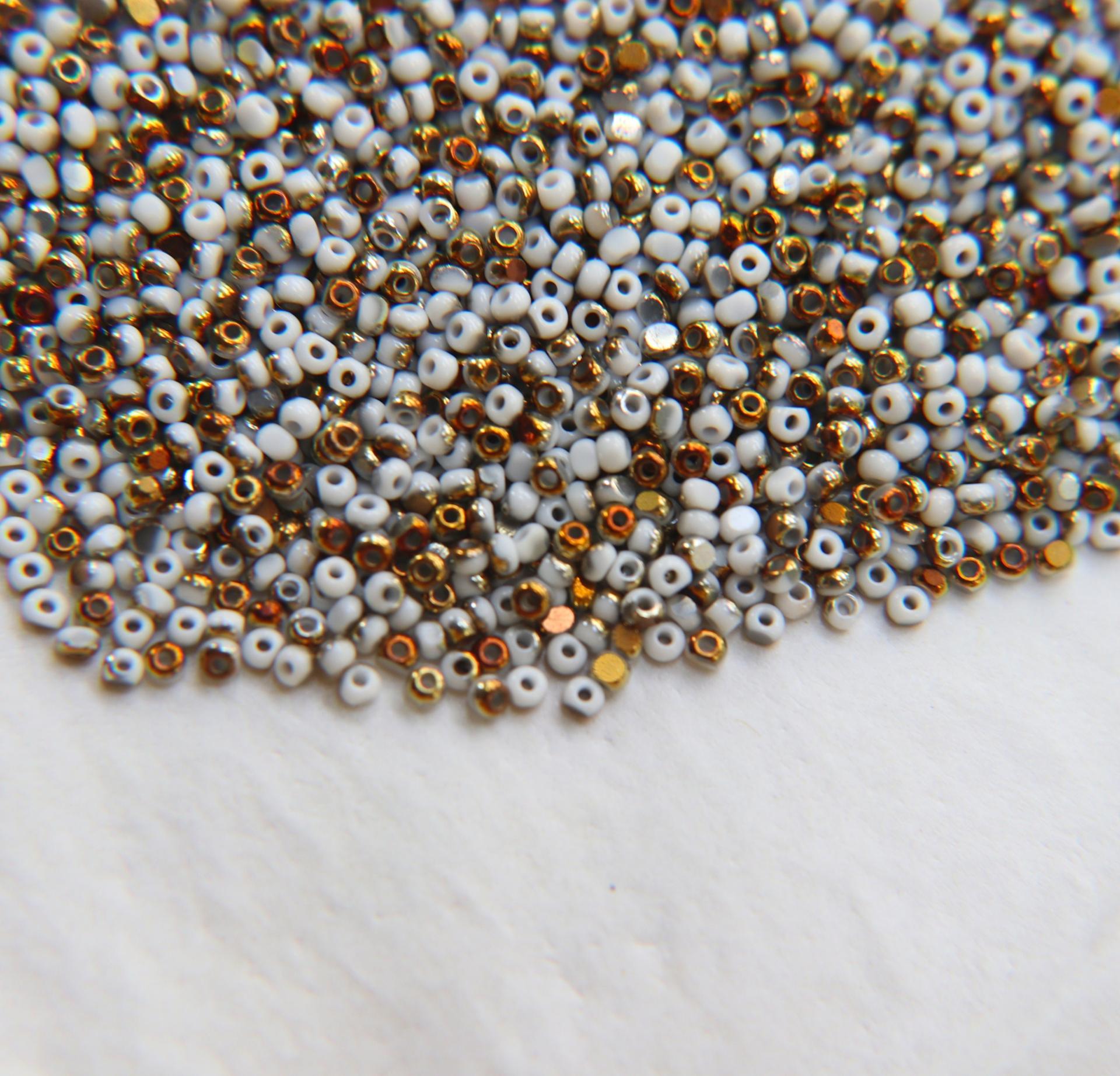 11/0 Charlotte true Cut Beads Patina Opaque Chalk White Bronze Gold 10/20/50/250/500 Grams vintage findings, embroidery materials, craft