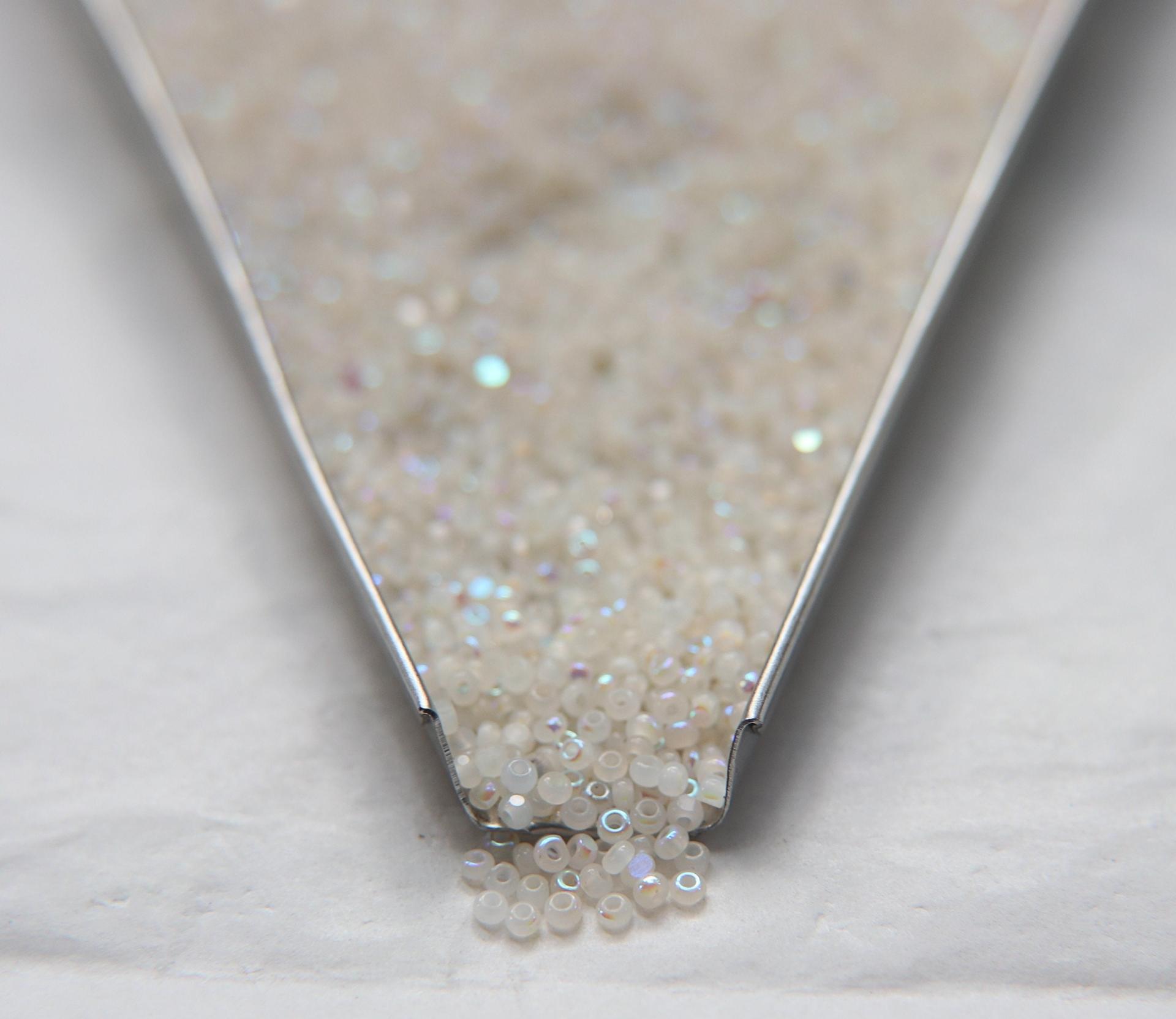 11/0 Charlotte Cut Beads Patina White Alabaster Aurore Boreale 10/20/50/250/500 Grams PREMIUM MATERIALS
