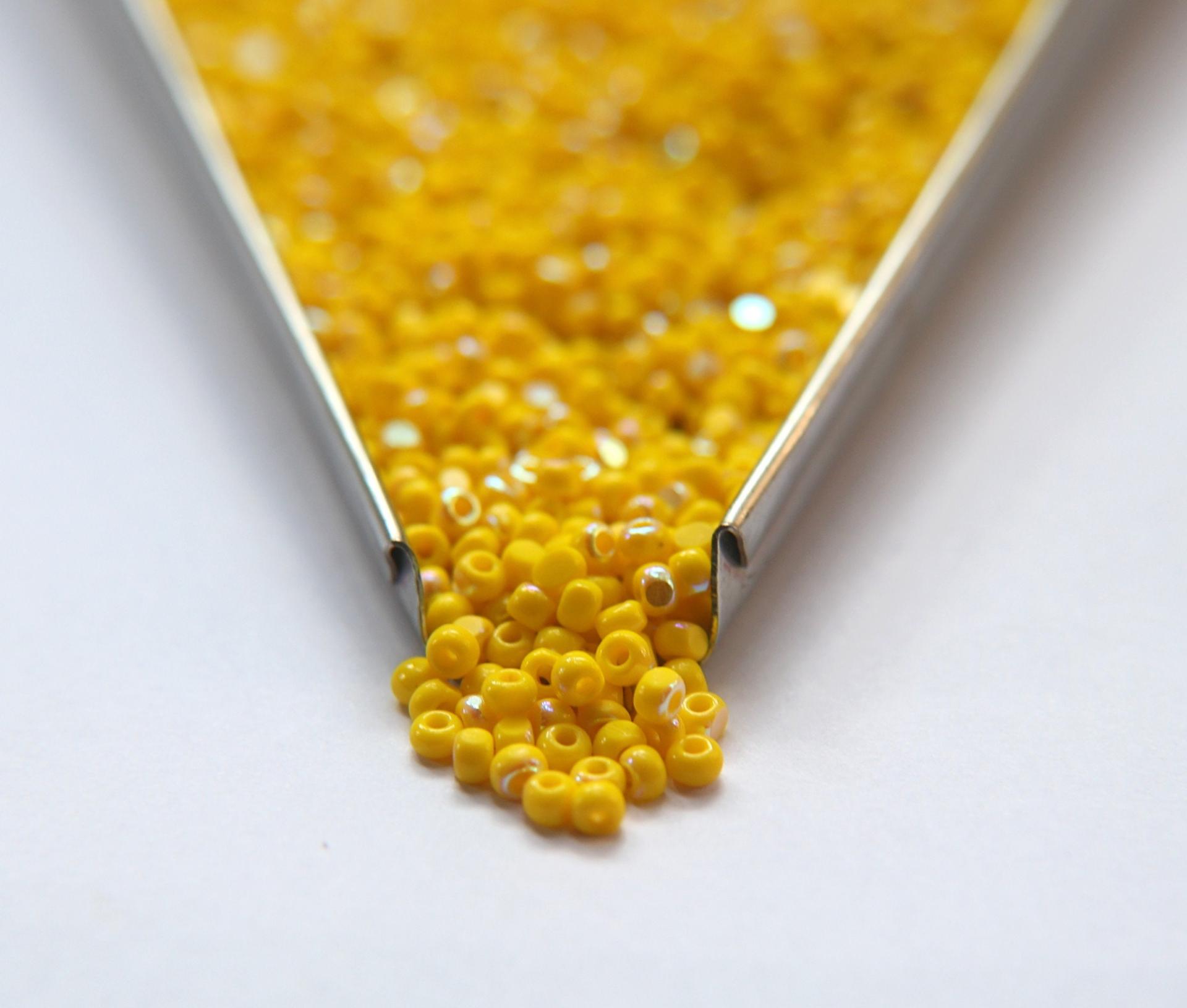 8/0 Charlotte Cut Beads Patina Opaque Yellow Aurore Boreale 10/20/50/250/500 Grams PREMIUM SEED Beads jewelry supply vintage findings