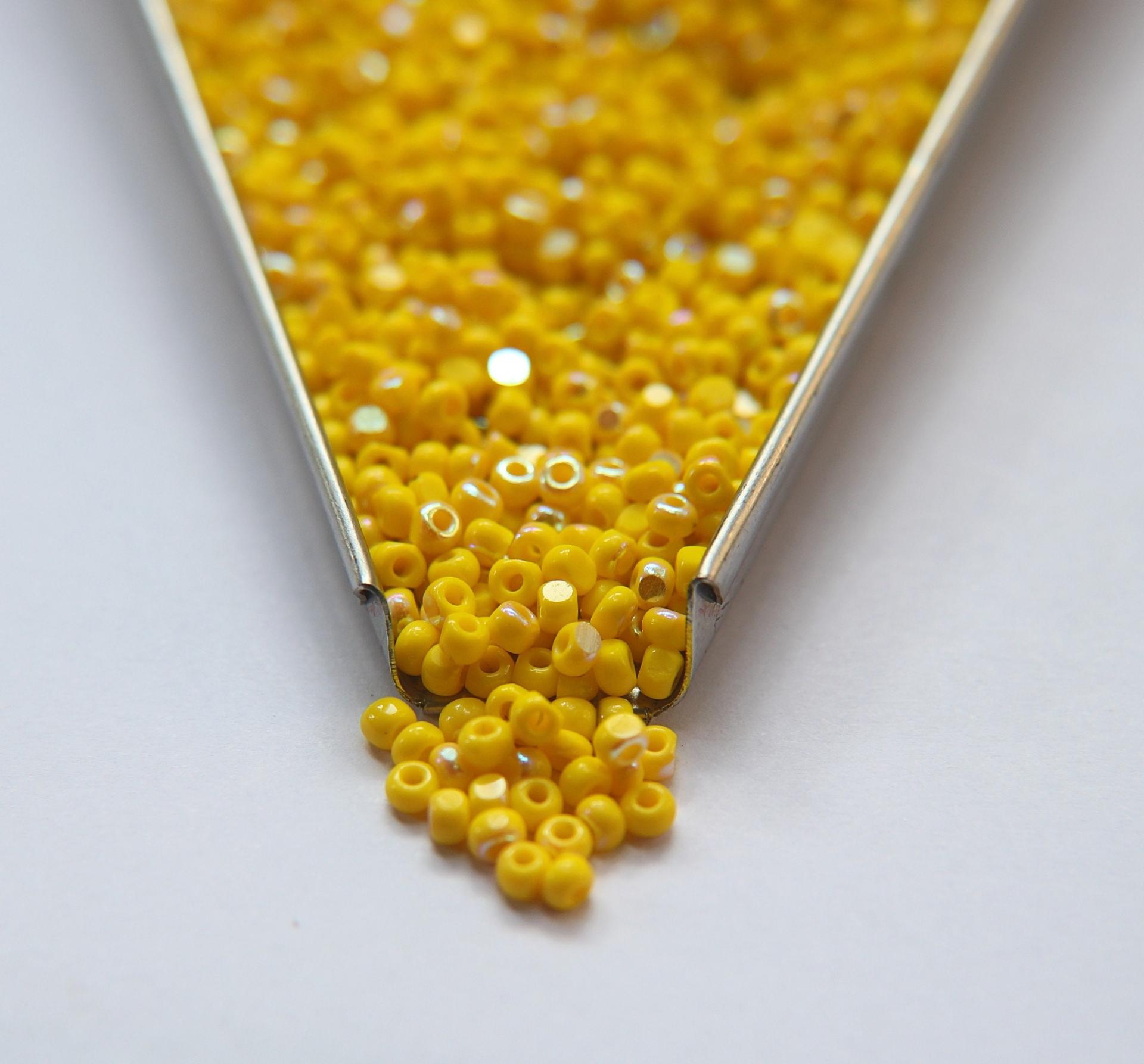 8/0 Charlotte Cut Beads Patina Opaque Yellow Aurore Boreale 10/20/50/250/500 Grams PREMIUM SEED Beads jewelry supply vintage findings