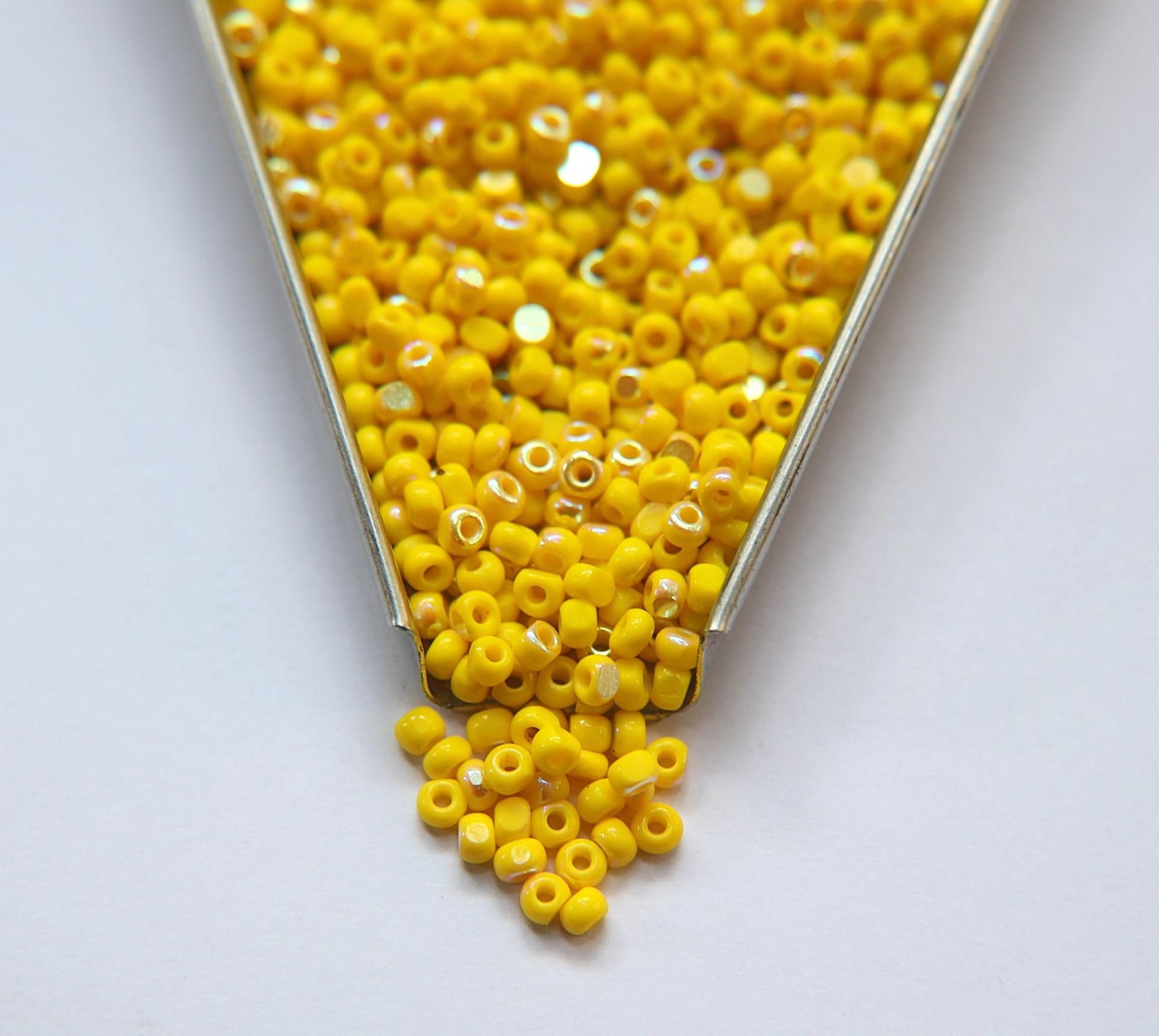 8/0 Charlotte Cut Beads Patina Opaque Yellow Aurore Boreale 10/20/50/250/500 Grams PREMIUM SEED Beads jewelry supply vintage findings
