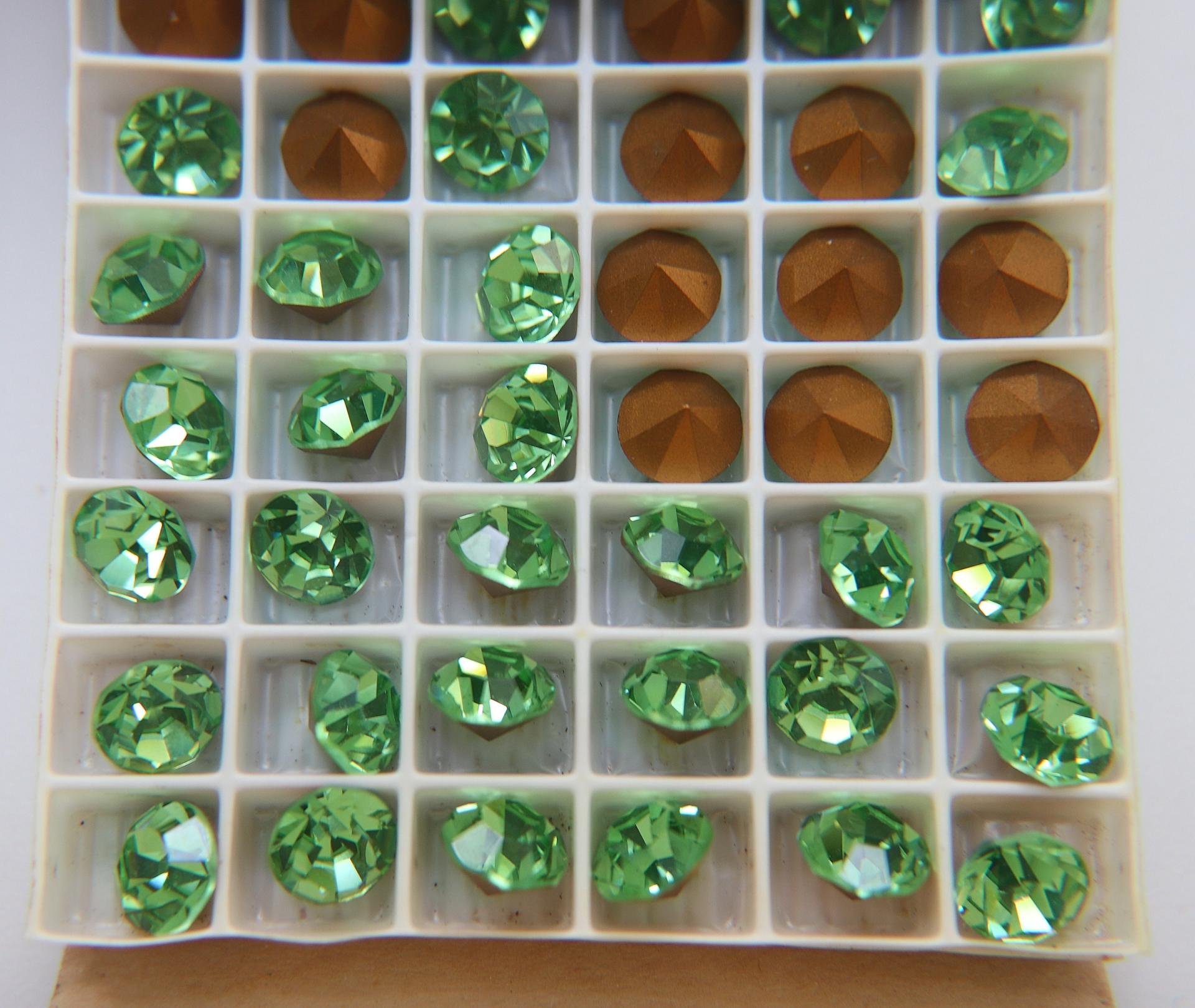 42 ss Swarovski Vintage Rhinestones in Peridot Foiled jewelry making supply vintage components