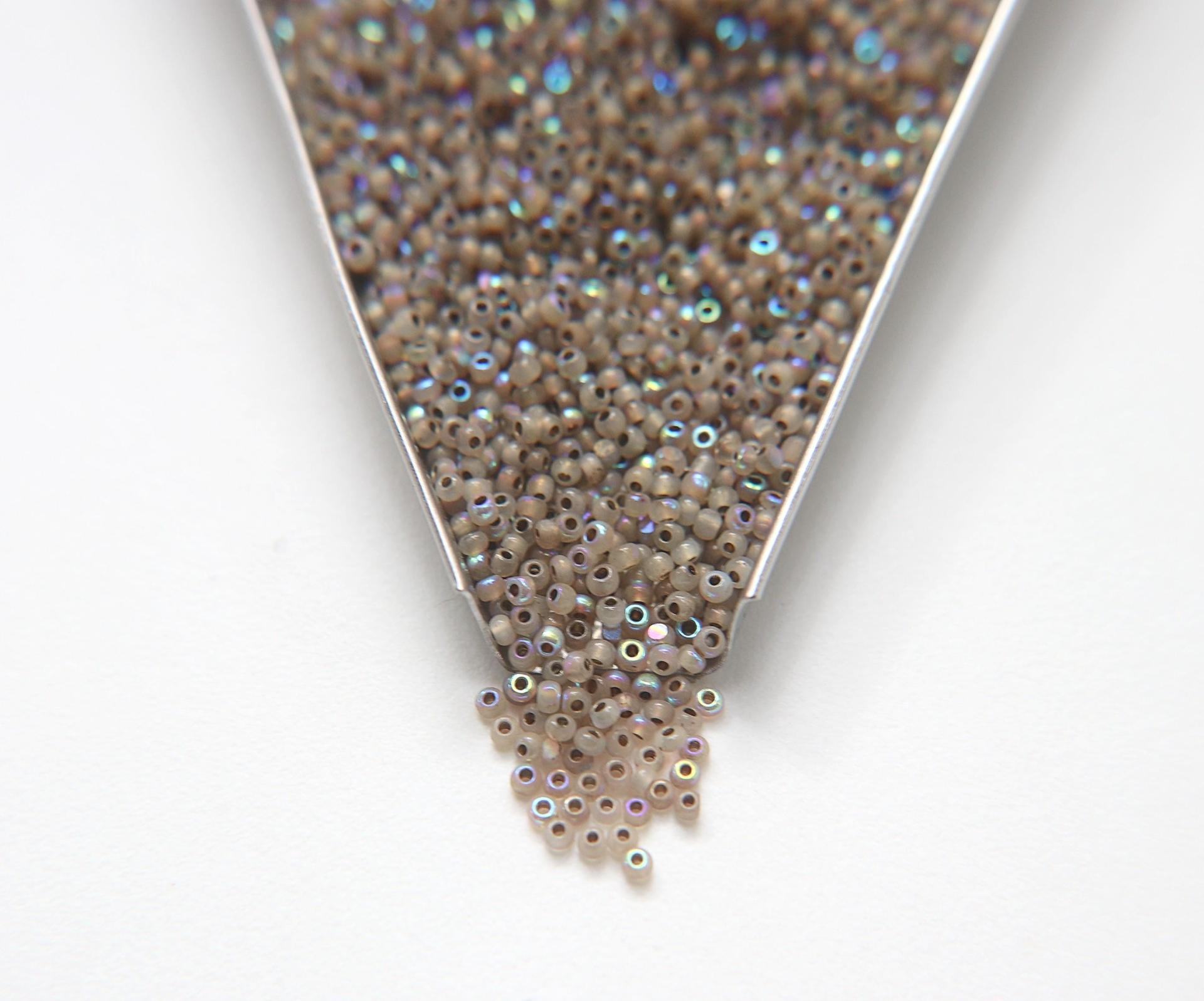 11/0 Charlotte true Cut Beads Patina White Opal Antique Gold Lined Aurore Boreale loose beads embroidery making jewelry native supply