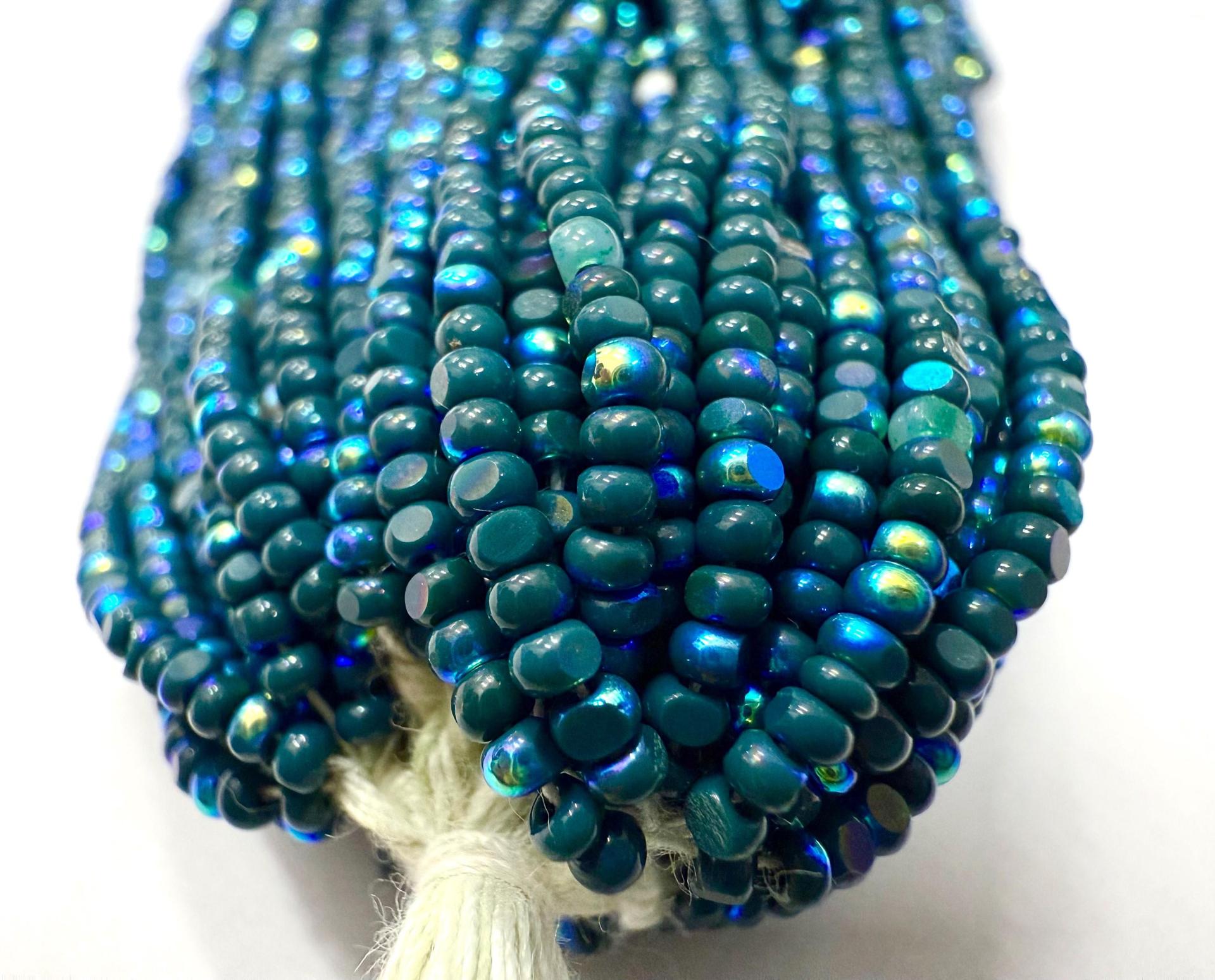 11/0 Hanks Charlotte true Cut Beads Patina Opaque Emerald Aurore Boreale