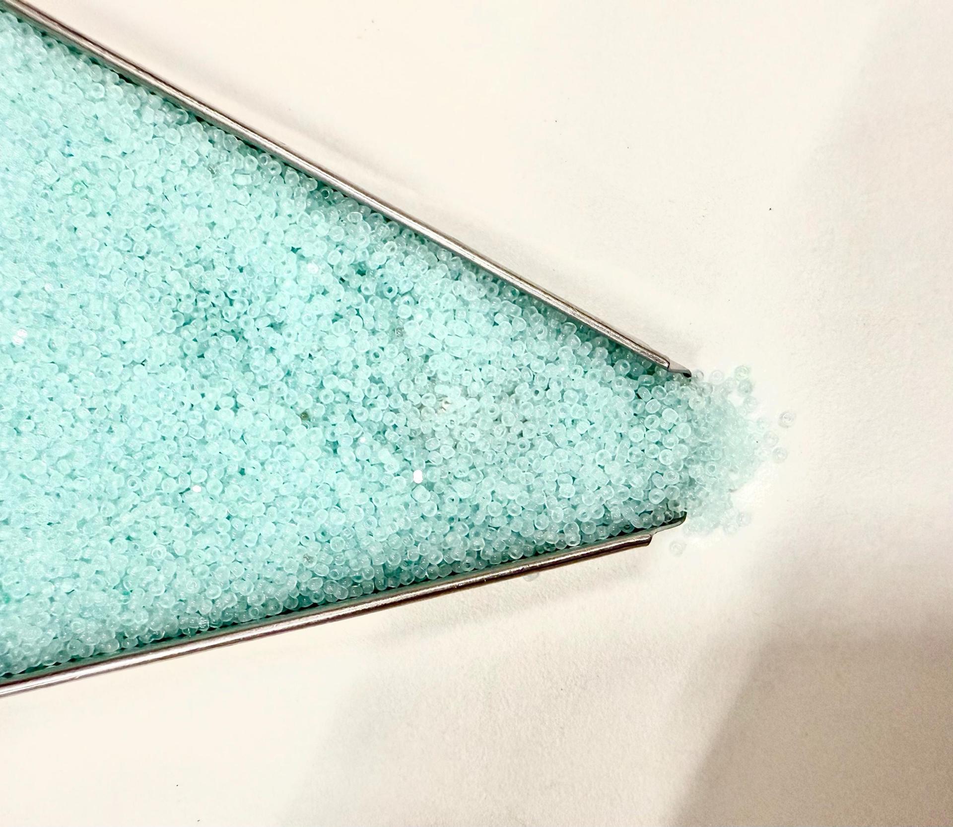 15/0 Charlotte Cut Beads in Mint Opal